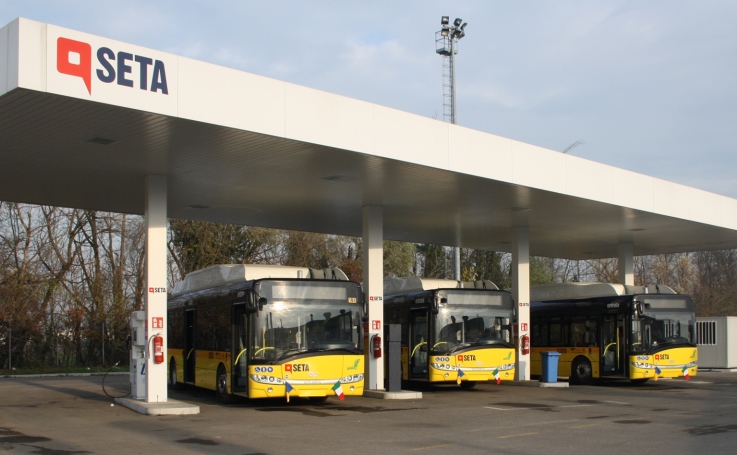 Bus-Solaris-e-distributore-metano1