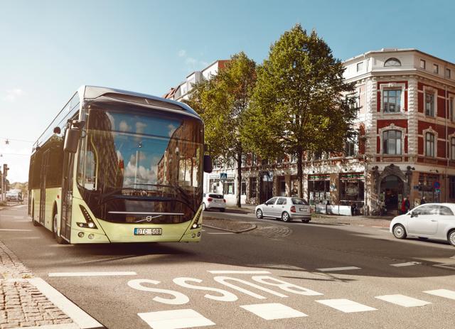 Volvo 7900 Electric Bus_in_street_160406