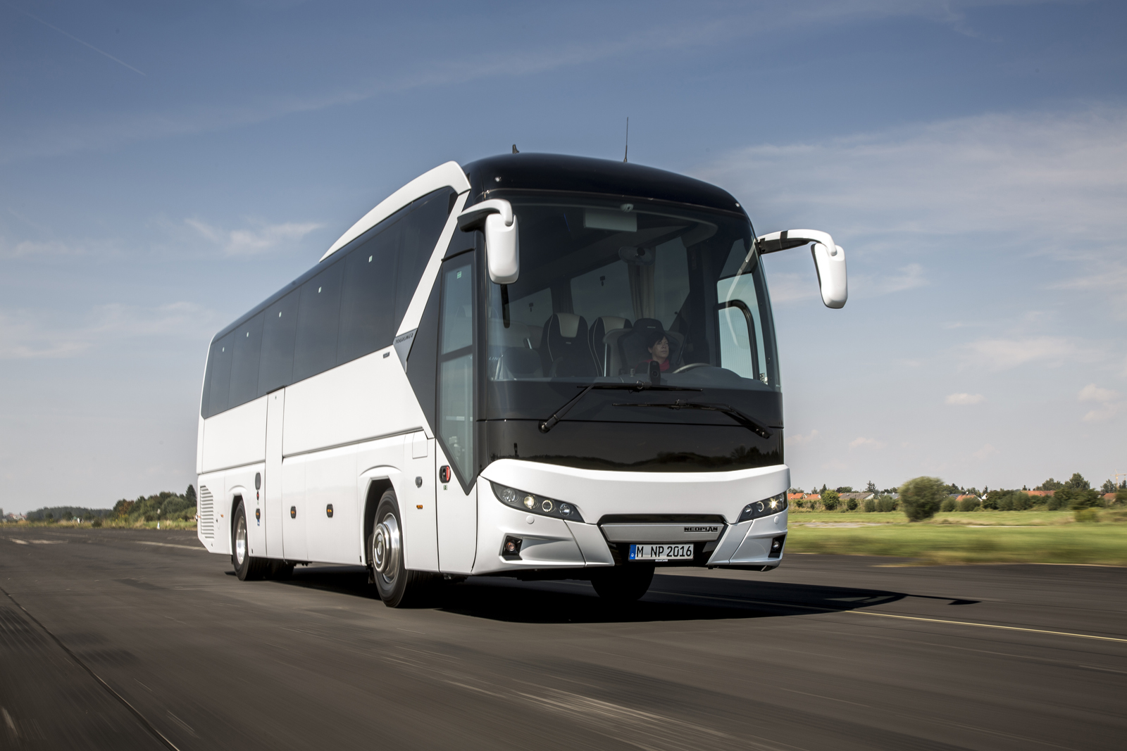 In visual terms the new NEOPLAN Tourliner is clearly a member of the NEOPLAN family. DE: Der neue NEOPLAN Tourliner reiht sich optisch klar in die NEOPLAN-Familie ein. UK: In visual terms the new NEOPLAN Tourliner is clearly a member of the NEOPLAN family.