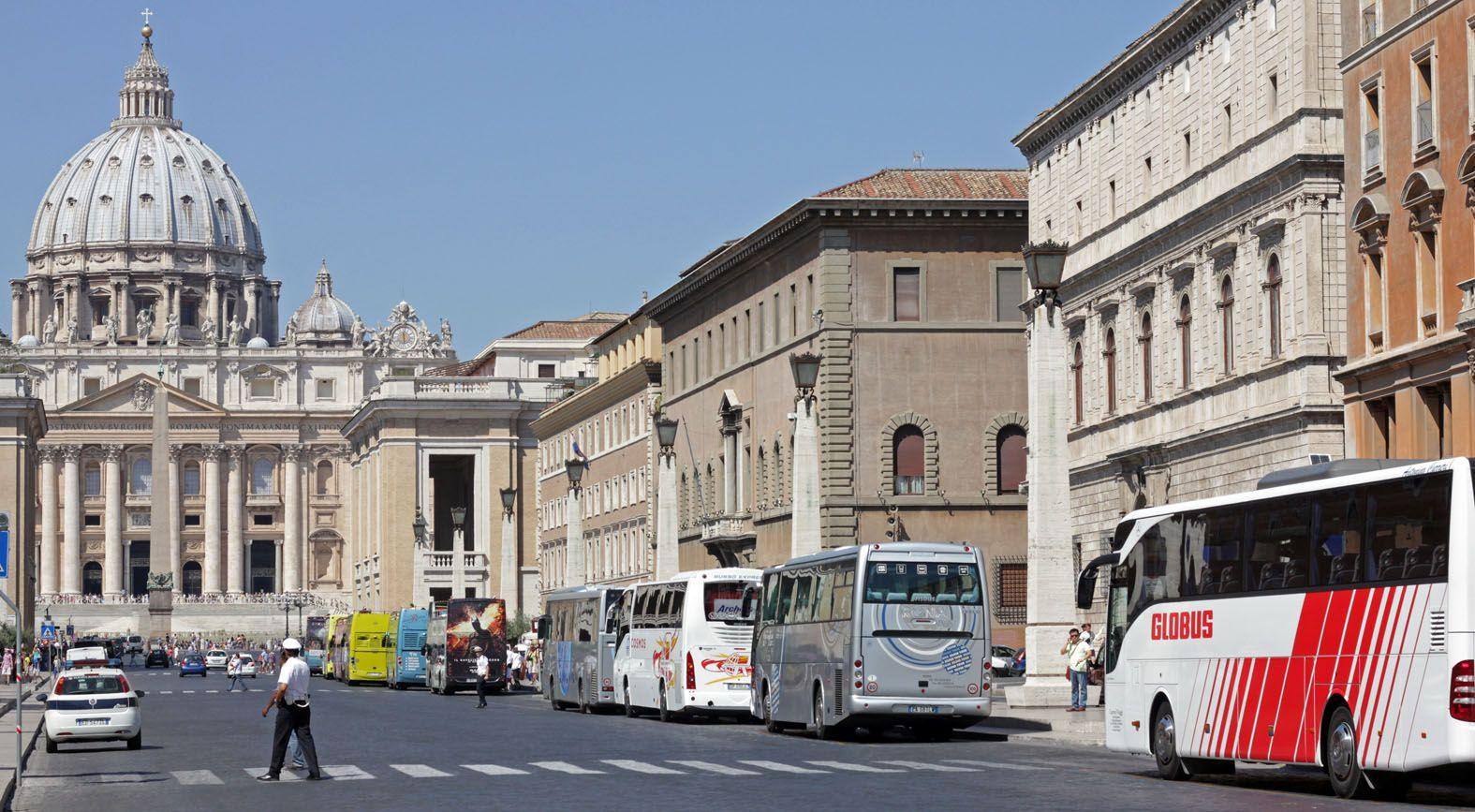 Roma bus turistici via della conciliazione - fotografo: Benvegnù-guaitoli-lannutti
