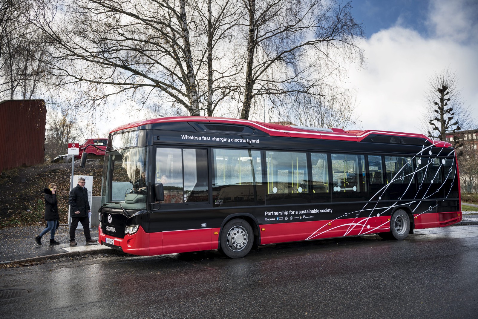 Scania Citywide Hybrid with inductive charger. Södertälje, Sweden Photo: Dan Boman 2016