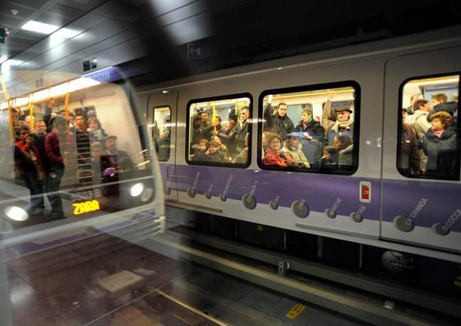 APERTURA AL PUBBLICO DELLA LINEA METROPOLIOTANA M5 LILLA, ALLA STAZIONE DI ZARA, VAGONI SENZA GUIDATORE (Maurizio Maule, Milano - 2013-02-10) p.s. la foto e' utilizzabile nel rispetto del contesto in cui e' stata scattata, e senza intento diffamatorio del decoro delle persone rappresentate - APERTURA AL PUBBLICO DELLA LINEA METROPOLIOTANA M5 LILLA, ALLA STAZIONE DI ZARA, VAGONI SENZA GUIDATORE (Maurizio Maule, Milano - 2013-02-10) p.s. la foto e' utilizzabile nel rispetto del contesto in cui e' stata scattata, e senza intento diffamatorio del decoro delle persone rappresentate -> SAVOIA CATTANEO FARAVELLI