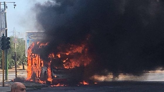 incendio autobus amtab metano