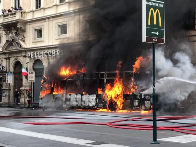 Autobus Atac a fuoco