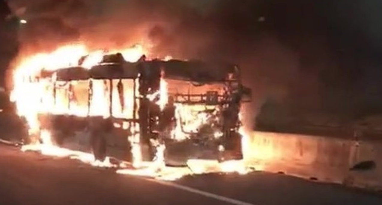 Autobus in fiamme