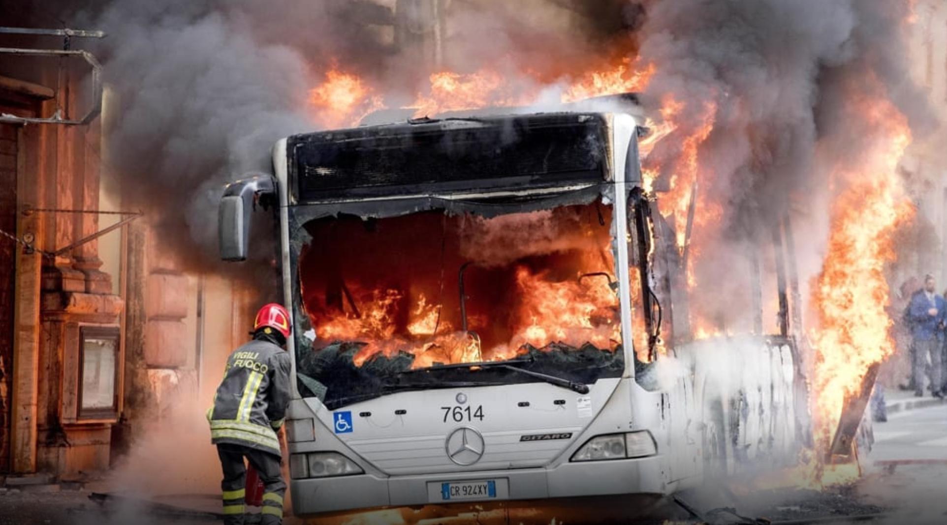 Atac autobus in fiamme