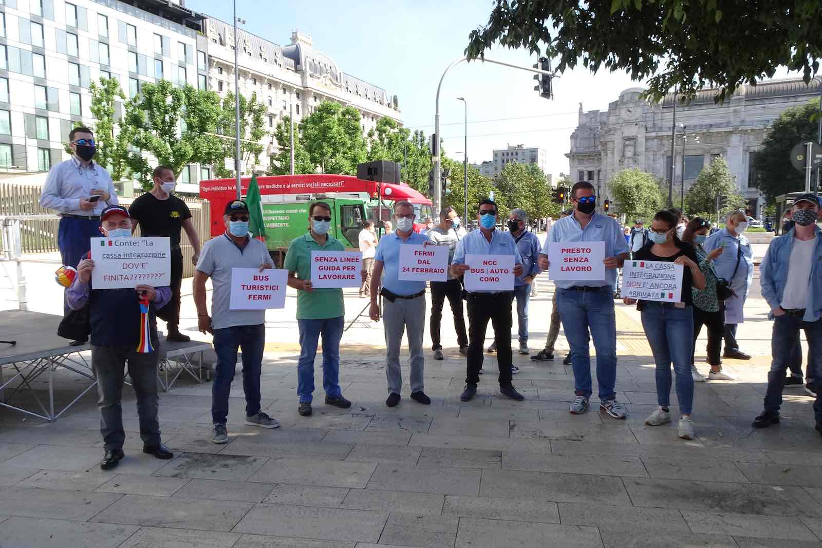 manifestazione bus milano 3 giugno a