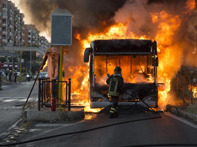 bus atac a fuoco