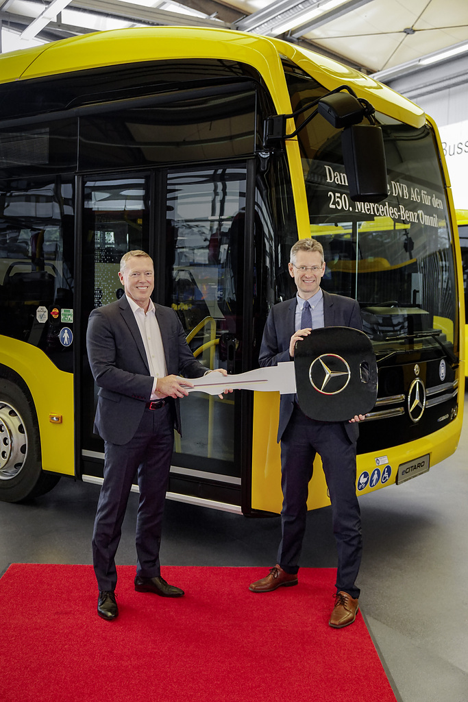 Daimler Buses übergibt eCitaro an Dresdner Verkehrsbetriebe: #wirbewegendresden - jetzt zum 250. MalDaimler Buses hands over eCitaro to Dresdner Verkehrsbetriebe: #wirbewegendresden – now for the 250th time