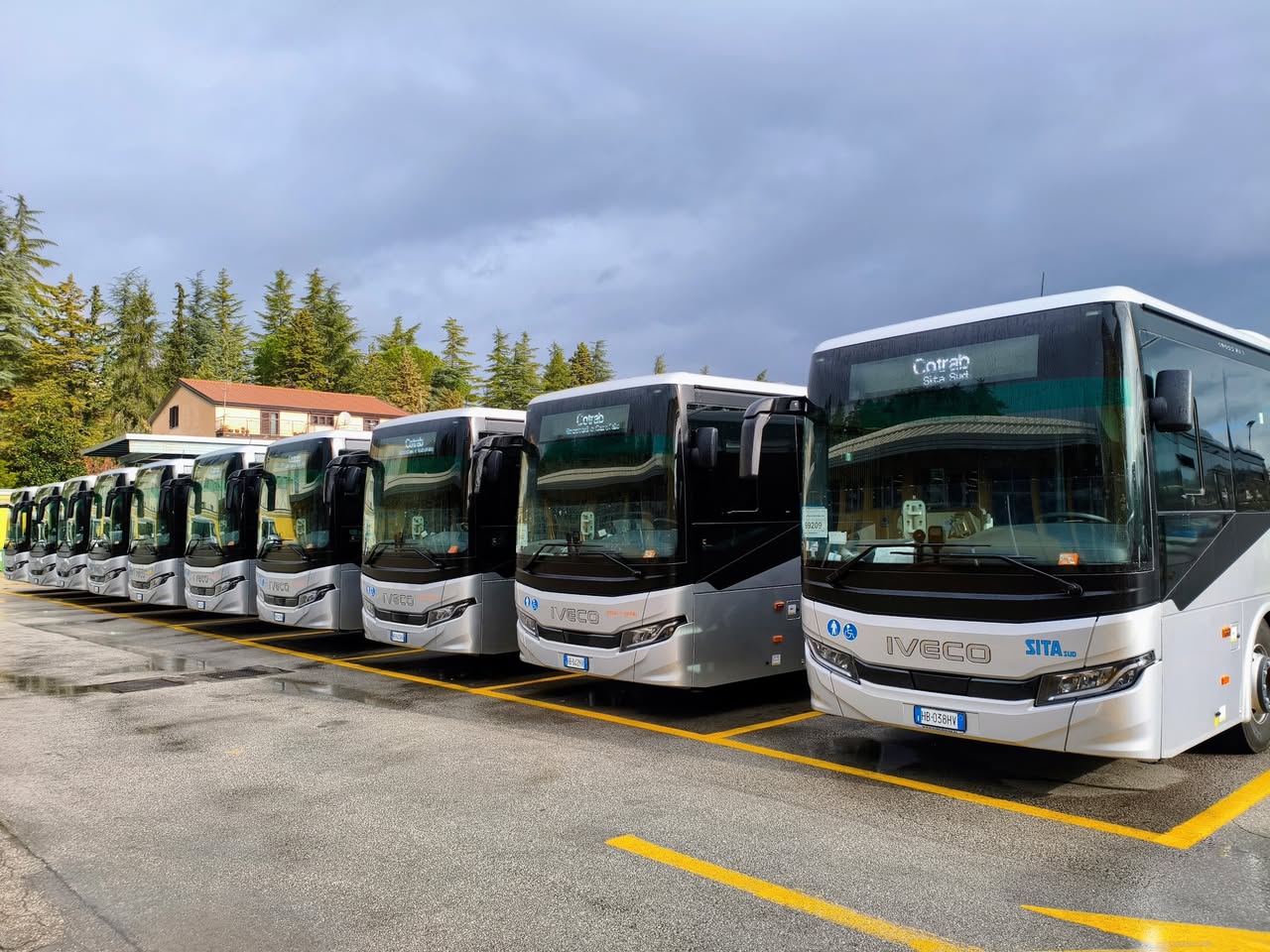 Easyjet interior hi-res stock photography and images - Page 2 - Alamy, image size:1280x960